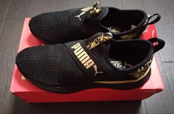 PUMA 소프트라이드 블랙/골드 스니커즈