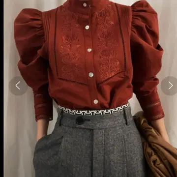 AMERI UND POWER SHOULDER LACE BLOUSE