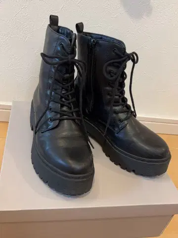 통굽 블랙 레이스업 부츠