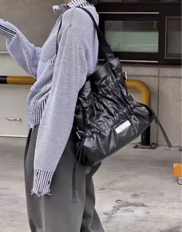 개더 장식 블랙 핸드백