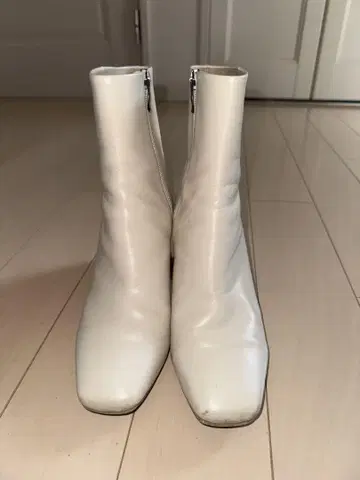 화이트 슬림핏 부츠