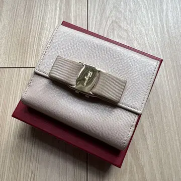 Ferragamo 베이지 이단 접이식 지갑