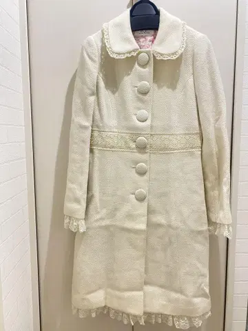 아이보리 레이스 장식 롱 코트