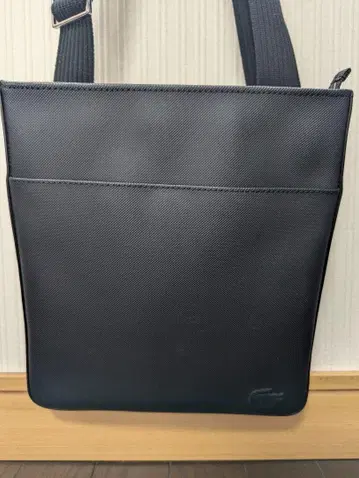 LACOSTE 라코스테 CLASSIC 엠보싱 PVC 스퀘어 백 블랙
