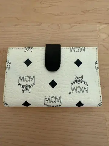 MCM 2단 접이식 지갑 화이트 로고 프린트