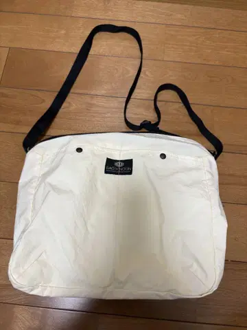 바구난운 화이트 숄더백