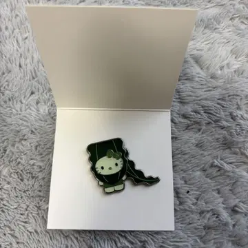 모키티 마콘브 일본관 핀 배지