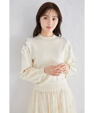 토코 클로젯 입체 플라워 모티브 시어 절개 니트 어깨 트임