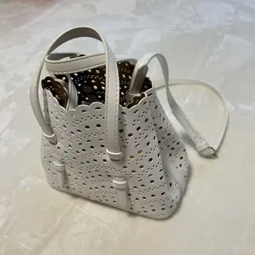 화이트 레이저컷 숄더백