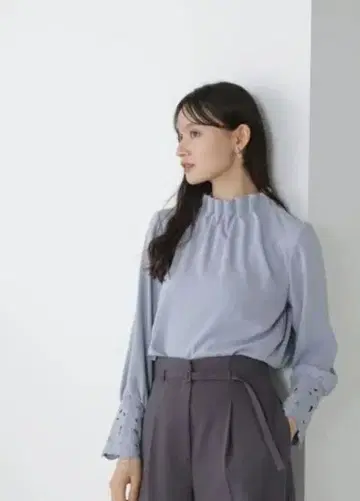 NATURAL BEAUTY BASIC 자수 커프스 블라우스