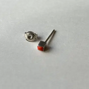 스터드형 디자인 귀걸이 (한쪽용)