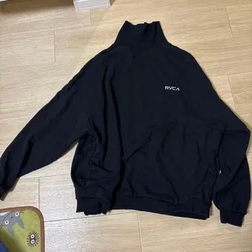 RVCA 블랙 하이넥 트레이닝복