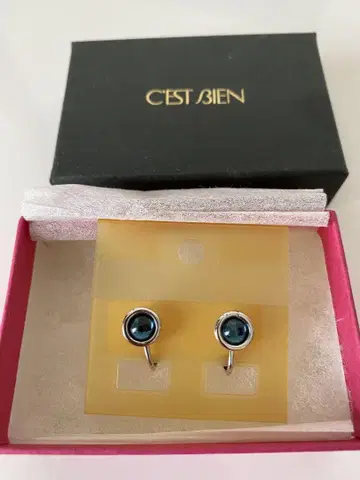 C'EST BIEN 블랙 스터드 귀찌