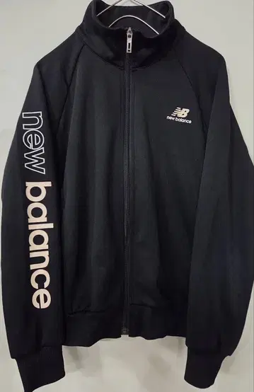 new balance 펄 핑크 블랙 저지 로고 자수 포함