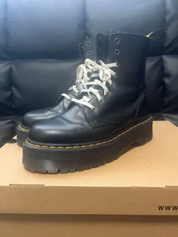 [ 정품 ] Dr. Martens JADON 8홀 UK9
