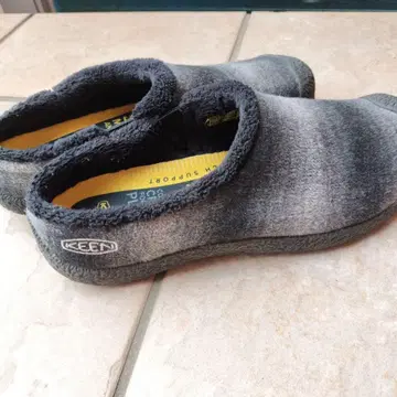KEEN 슬립온 그라데이션 그레이