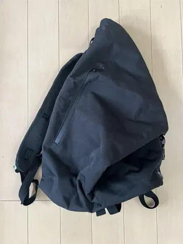 블랙 애심메트릭 백팩