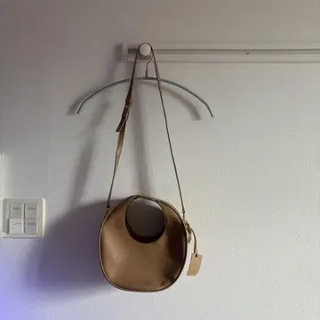 베이지 원형 숄더백 천연 가죽 POMTATA