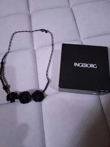 INGEBORG 까멜리아 모티브 초커 블랙입니다.