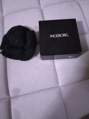 INGEBORG 블랙 까멜리아 브로치입니다.