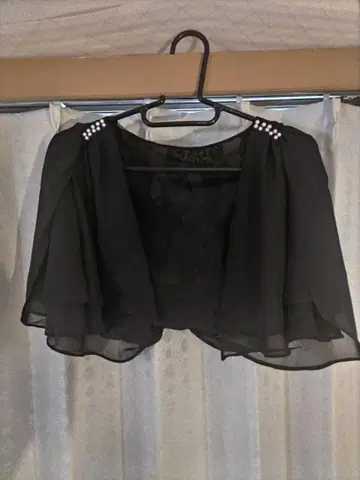 블랙 쉬폰 케이프 비즈 장식