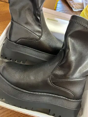 통굽 블랙 슬립온 부츠