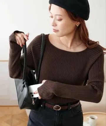 디스코트 모찌모찌 리브 썸홀 보트넥 브라운