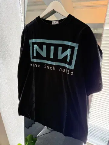 빈티지 나인 인치 네일스 셔츠