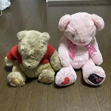 헬로키티 봉제 인형과 클래시컬 푸우