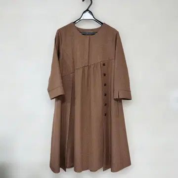 FESTENIR 버튼 달린 브라운 원피스