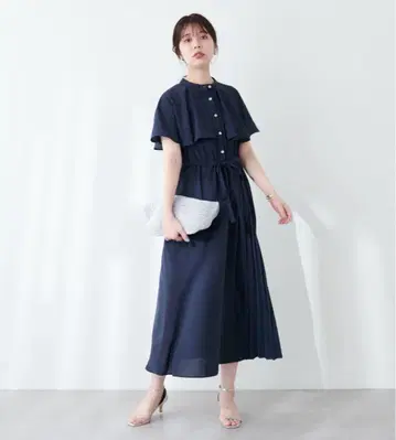 사이드 플리츠 케이프풍 원피스 네이비