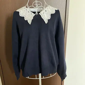 십스칼라 레이스 옷깃 네이비 긴팔 니트