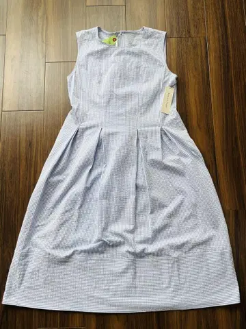 스카이블루와 화이트 체크 무늬 슬리브리스 원피스
