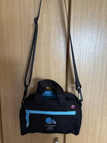 핸들 포함 숄더백 블랙 도라에몽