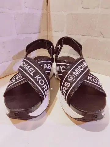 [ 새상품급 ] MICHEAL KORS 통굽 스포츠 샌들 7M