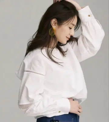 loin. 로완 이가와 하루카 착용 화이트 코튼 벌룬 슬리브 셔츠