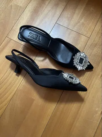 ZARA 비쥬 장식 블랙 펌프스