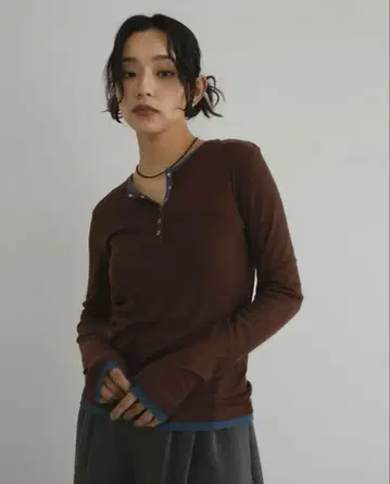 hellam 배색 헨리넥 시어 탑