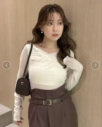 데콜테 턱 플로키 튤 상의