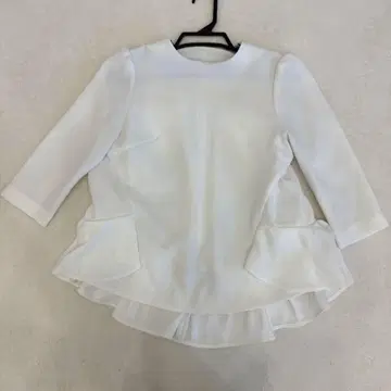 화이트 플레어 디자인 오부 소매 블라우스