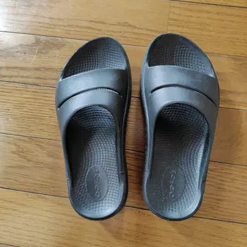 Oofos 블랙 슬라이드 샌들