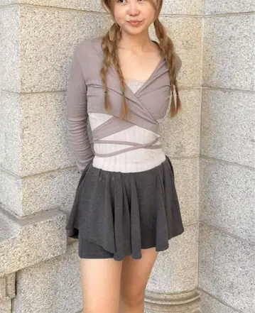 Pehrt 그레이 V넥 크롭 상의