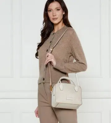 GIANNI CHIARINI 베이지 아이보리 스퀘어 백 새상품급 체인