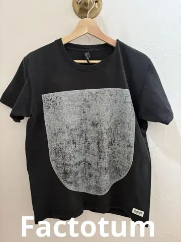Factotum 그래픽 프린트 블랙 T셔츠