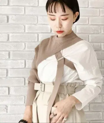 비대칭 베이지 니트 긴팔