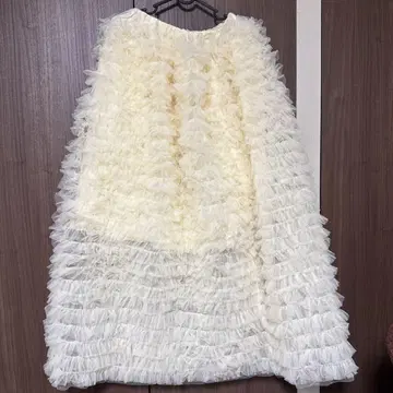 아이보리 프릴 디자인 롱 스커트