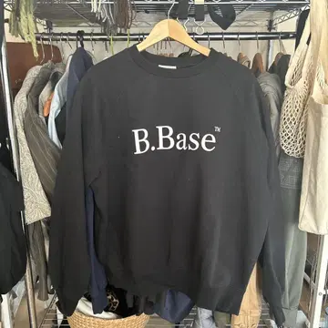 B.Base 블랙 맨투맨