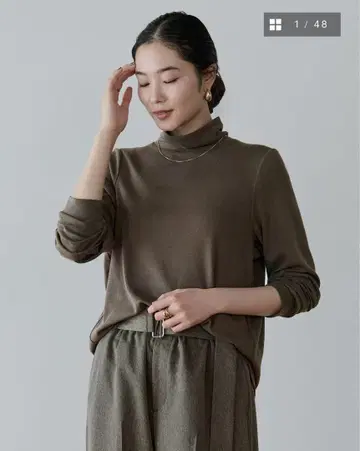 [새상품 미시착] 크루레 백 드로스트 하이넥 상의 올리브 모카