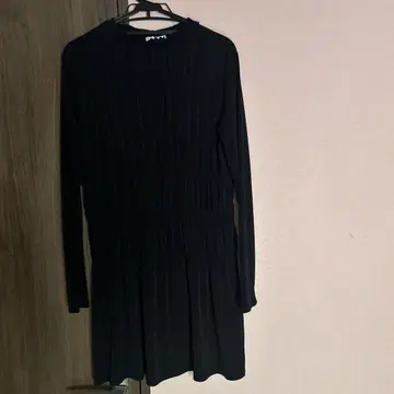 블랙 플리츠 원피스 (긴팔)