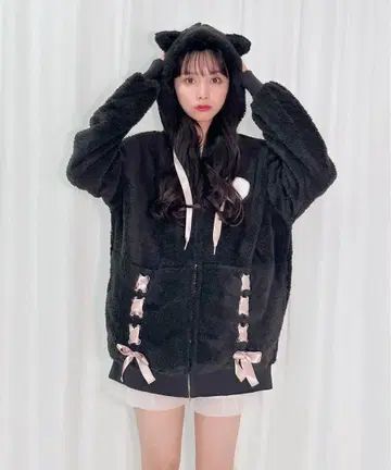 Honey Cinnamon 귀 달린 리본 포함 블랙 후드티